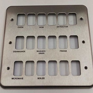 علامات الليزر على لوحة السيطرة على المعدن